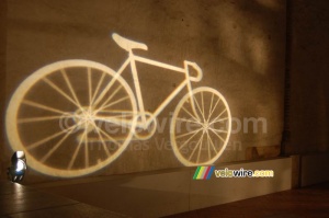 Un vélo projeté sur le mur (415x)