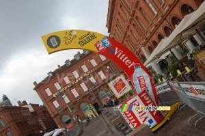 The start arch for the Toulouse > Bagnères-de-Bigorre stage (421x)