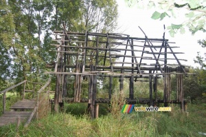 Une cabane en bois ... après une incendie (909x)