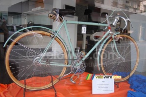 One of the many bikes in the shop windows - look at this speed change mechanism! (248x)