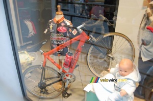 A child clothes shop with a Prealpino bike for a child (410x)