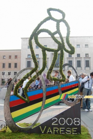 Le logo Varese 2008 sur la Piazza Monte Grappa (460x)