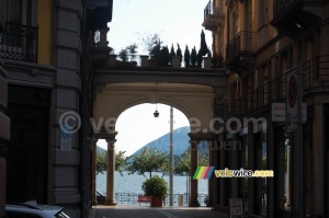 Une petite rue et le Lac de Lugano (309x)