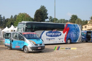 Le bus de QuickStep et la voiture de l'équipe Belge (549x)