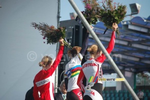 Le podium du contre la montre femmes : 1/ Amber Neben (Etats-Unis), 2/ Christiane Soeder (Autriche) en 3/ Judith Arndt (Allemagne) - avec les fleurs (333x)
