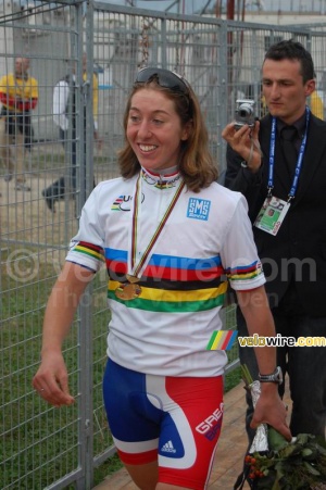 Nicole Cooke (England), new world champion in her champion's jersey (504x)