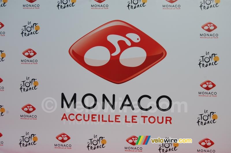 De achtergrond voor TV interviews: Monaco accueille le Tour