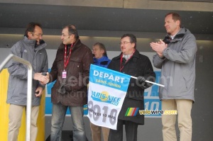 The mayor of Saint-Junien and Christian Prudhomme with the start flag (284x)