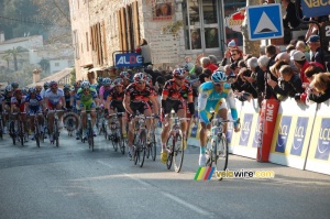 First crossing of the finish line in Tourrettes-sur-Loup: Oscar Pereiro (Astana) ahead of his former team mates of Caisse d'Epargne (399x)