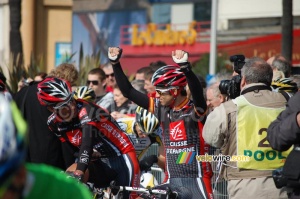 Alejandro Valverde montre Vicente Garcia Acosta (Caisse d'Epargne) comment passer la ligne d'arrivée en vainqueur (388x)