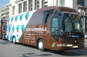 Le bus de l'équipe AG2R La Mondiale  (885x)