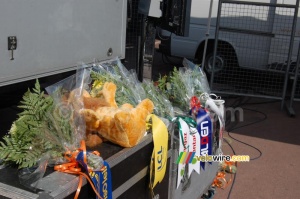 Le lion LCL pour le vainqueur du maillot jaune et les bouquets de fleurs (6100x)