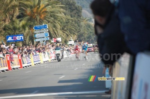 Le sprint entre Amaël Moinard (Cofidis) et Thomas Voeckler (Bbox Bouygues Telecom) (1) (302x)