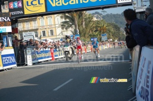 Amaël Moinard (Cofidis) remporte le sprint devant Thomas Voeckler (Bbox Bouygues Telecom) (253x)
