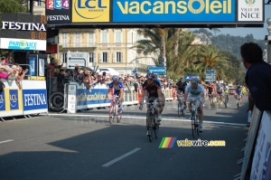 Alejandro Valverde (Caisse d'Epargne), Nicolas Roche (AG2R La Mondiale) & Joaquim Rodriguez (Team Katusha)Amaël Moinard (Cofidis) wint de sprint van Thomas Voeckler (Bbox Bouygues Telecom) (175x)