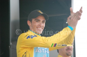 Alberto Contador (Astana) remercie ses coéquipiers qui passent la ligne (350x)