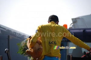 Alberto Contador (Astana) leaves with his lion (235x)