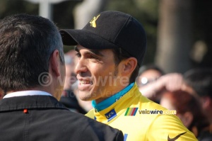 Alberto Contador (Astana) discussing with Laurent Jalabert (1) (336x)