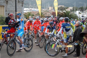The riders prepare for the start of the second stage (506x)