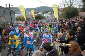 The peloton at the start in Porto-Vecchio (438x)