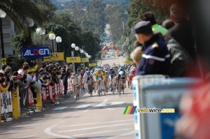 The bunch sprint at 100 meters from the finish in Porto-Vecchio (473x)