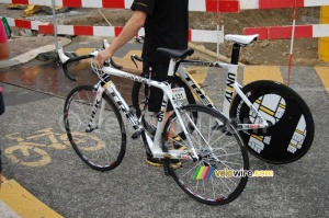 Lance Armstrong (Team Radioshack) bikes (742x)