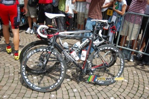 Jens Voigt's and Marcus Burghardt's bikes balance each other (672x)
