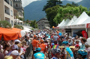 Le peloton au départ à Ascona (236x)