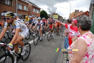 Le peloton avec le maillot jaune de Fabian Cancellara dans la zone de ravitaillement à Ampsin (539x)
