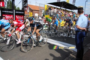 The sprinters Mark Cavendish (HTC-Columbia) & Alessandro Petacchi (Lampre-Farnese Vini) finally finish (464x)