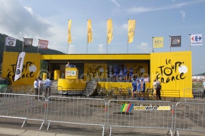 The signature podium of the Tour (759x)