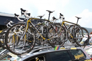 The bikes on the roof of the HTC-Columbia car (608x)