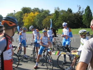 Team Garmin-Transitions getting ready for a training around the Hippodrome de Longchamp (614x)