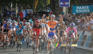 Oscar Freire remporte Paris-Tours 2010 (908x)
