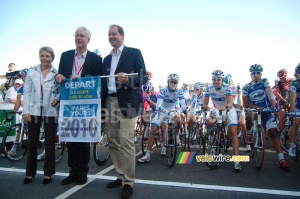 The start of Paris-Tours 2010 in La Loupe (685x)