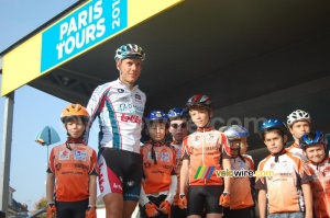 Philippe Gilbert (Omega Pharma-Lotto) avec des jeunes cyclistes (403x)