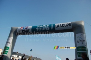 The Paris-Tours start arch in La Loupe (438x)