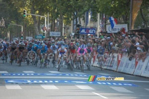 Oscar Freire (Rabobank) wins the sprint of Paris-Tours 2010 (266x)