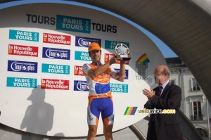 Oscar Freire (Rabobank) with his trophy (435x)