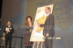 Christian Prudhomme (ASO) & Véronique Besse (Vendée) avec la carte du Tour de France 2011 (1223x)