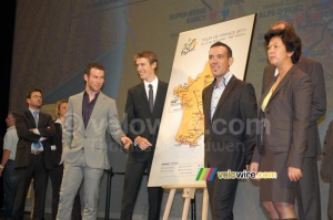 Mark Cavendish, Andy Schleck & Anthony Charteau with the 2011 Tour de France map (1156x)