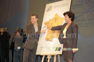 Thomas Voeckler & Véronique Besse with the 2011 Tour de France map (1228x)
