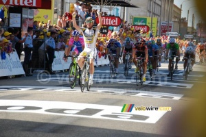 Mark Cavendish (HTC-Columbia) wins the stage (2) (348x)