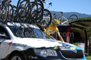 Andy Schleck (Team Saxo Bank) at the team car (453x)