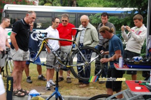 Le mécano travaille sur le vélo de Michael Rogers (HTC-Columbia) (425x)