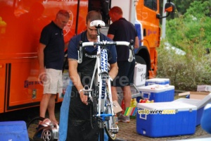Le mécano de l'équipe Rabobank travaille sur un vélo (386x)