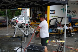 Maintenance on Jurgen Roelandts (Omega Pharma-Lotto)'s bike (451x)