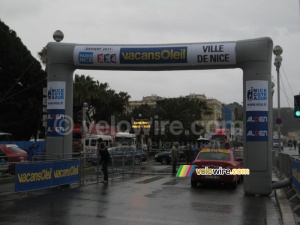 The start arch in Nice under the rain (409x)