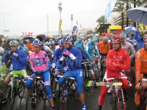 Rain jackets at the start in Nice (575x)