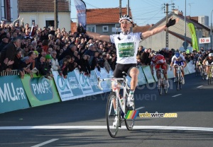 Thomas Voeckler (Team Europcar) wins Cholet-Pays de Loire 2011 (1113x)